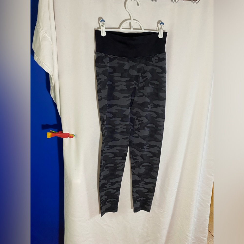 PINK Camouflage Leggings, Size Medium